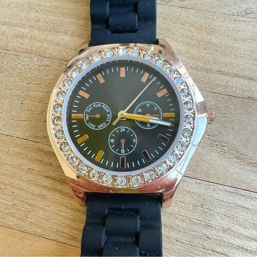 Claire’s ladies rose gold tone and black fashion watch NEW BATTERY